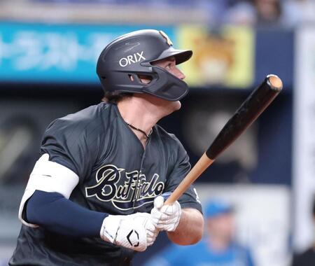 ３回、左中間スタンドへ２ランを放つシーモア（撮影・立川洋一郎）