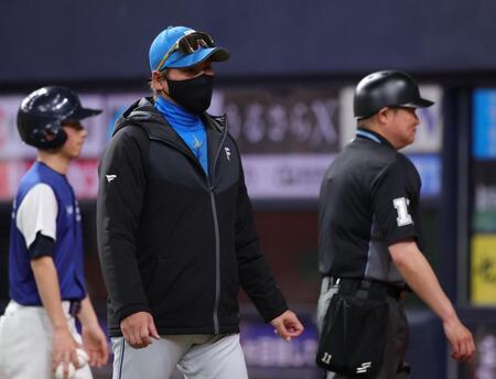 ４回、有原の降板を告げた新庄監督（撮影・坂部計介）