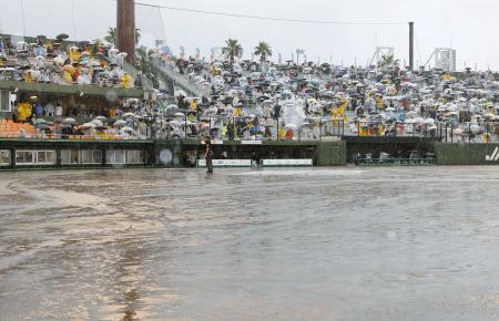 　降雨のため２回途中でノーゲームとなったソフトバンク-ロッテ戦＝平和リース