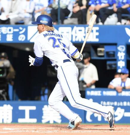 ６回、三森は右前適時打を放つ（撮影・佐藤厚）