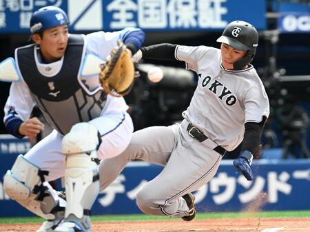 ２回、小浜の二塁内野安打で生還する二走平山（右）。捕手山本