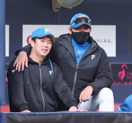 ９回表、横尾コーチ（左）と話す新庄監督（撮影・立川洋一郎）