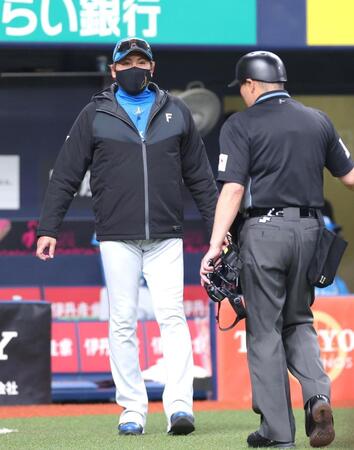 ４回、有原を交代させる新庄監督（撮影・立川洋一郎）