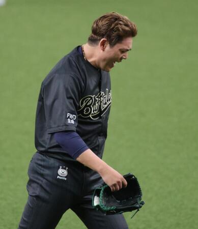 １回表、いきなり２失点の九里は口惜しさをあらわにする（撮影・坂部計介）