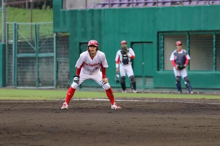 ８回、四球で出塁したＨｏｎｄａ・三浦