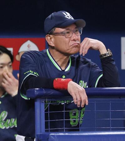 ８回表、厳しい表情で試合を見る池山監督