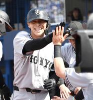　２回、平山はプロ初本塁打を放ち、満面の笑みを見せる（撮影・佐藤厚）