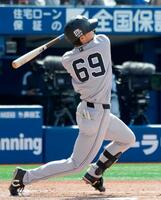 　２回、左中間に本塁打を放つ平山