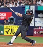 ３回、シーモアは中越えに２点本塁打を放つ（撮影・坂部計介）