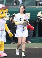 始球式を務めたトラウデン直美（撮影・飯室逸平）