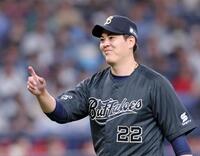 ７回表を投げ終えて笑顔を見せる九里（撮影・立川洋一郎）