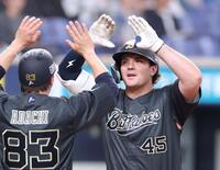 ３回、２ランを放って生還しタッチを交わすシーモア（撮影・立川洋一郎）