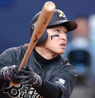 ４回、右翼スタンドへ３ランを放つ渡部（撮影・立川洋一郎）