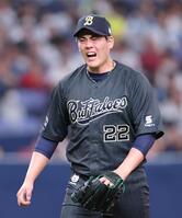 ８回表に２点の追加を許し、声を荒げてベンチへ引き揚げる九里（撮影・立川洋一郎）