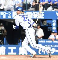 ６回、三森は右前適時打を放つ（撮影・佐藤厚）