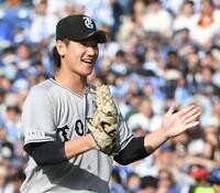 ６回、ビシエドを三塁ゴロに打ち取り、笑顔を見せる井上（撮影・佐藤厚）