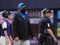 ４回、有原の降板を告げた新庄監督（撮影・坂部計介）