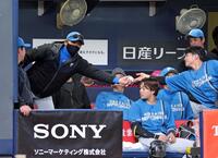 １回、大塚が放ったプロ初打点の記念ボールを受け取る新庄監督（左端）＝撮影・立川洋一郎