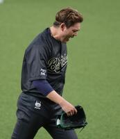 １回表、いきなり２失点の九里は口惜しさをあらわにする（撮影・坂部計介）