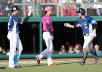 10回、西武に先制を許した楽天・加治屋。右は生還した二走古賀悠