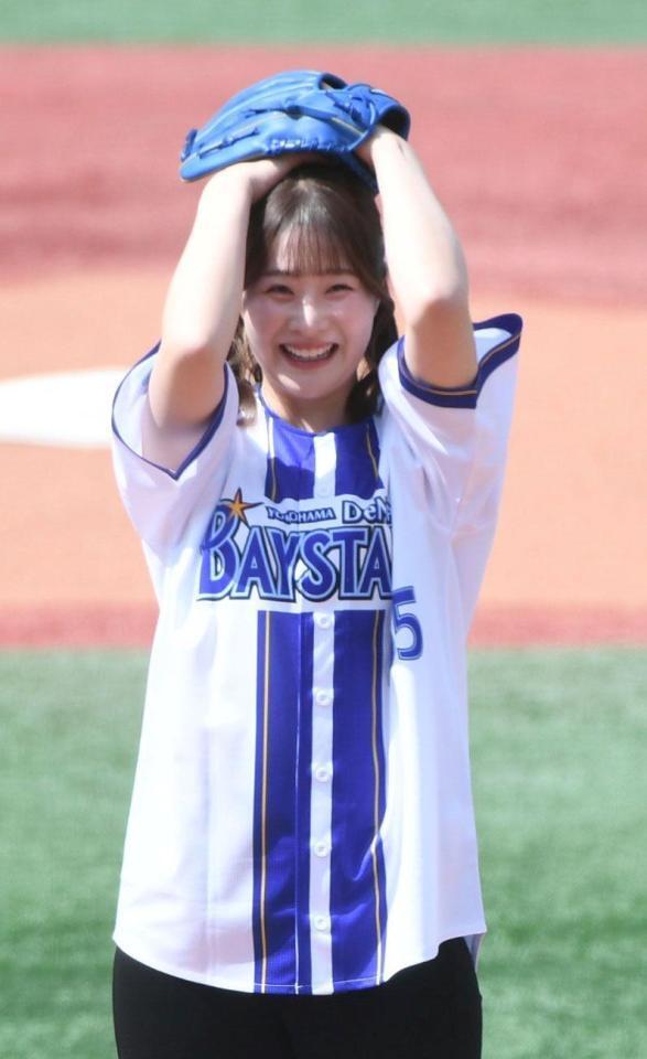 投球後、はにかんだ表情を見せる都玲華（撮影・佐藤厚）