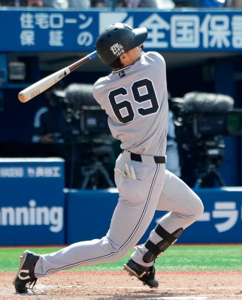　２回、左中間に本塁打を放つ平山