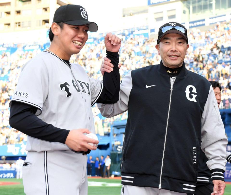 　プロ初勝利を挙げ、阿部監督（右）から祝福される又木