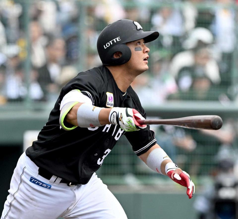 　４回、２打席連続の本塁打を放つ佐藤