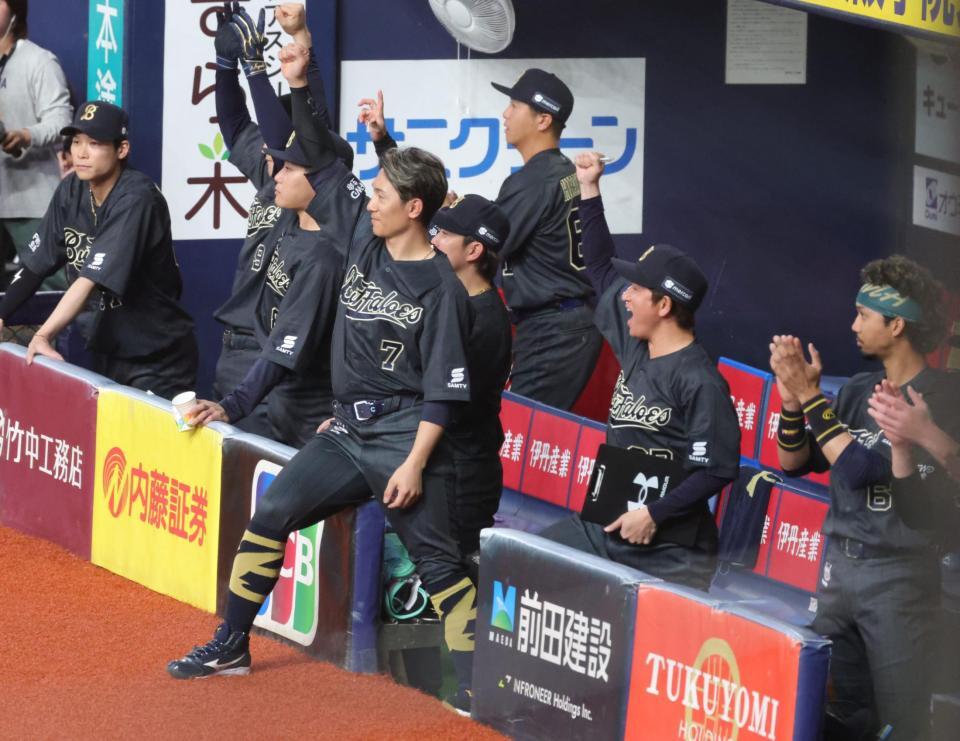 １回、来田の２点適時打で盛り上がるオリックスベンチ（撮影・坂部計介）
