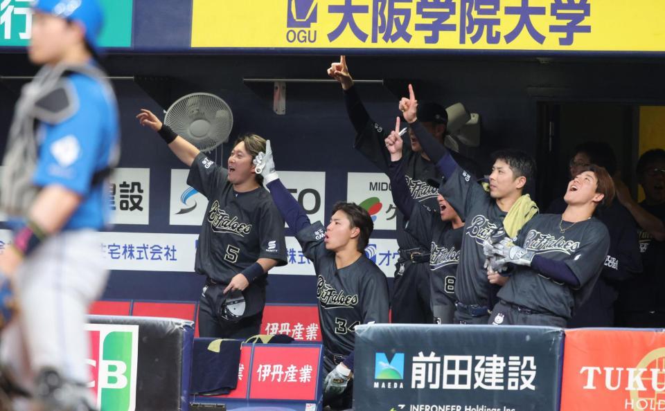 ３回、シーモアの中越えに２点本塁打にわくオリックスナイン（撮影・坂部計介）