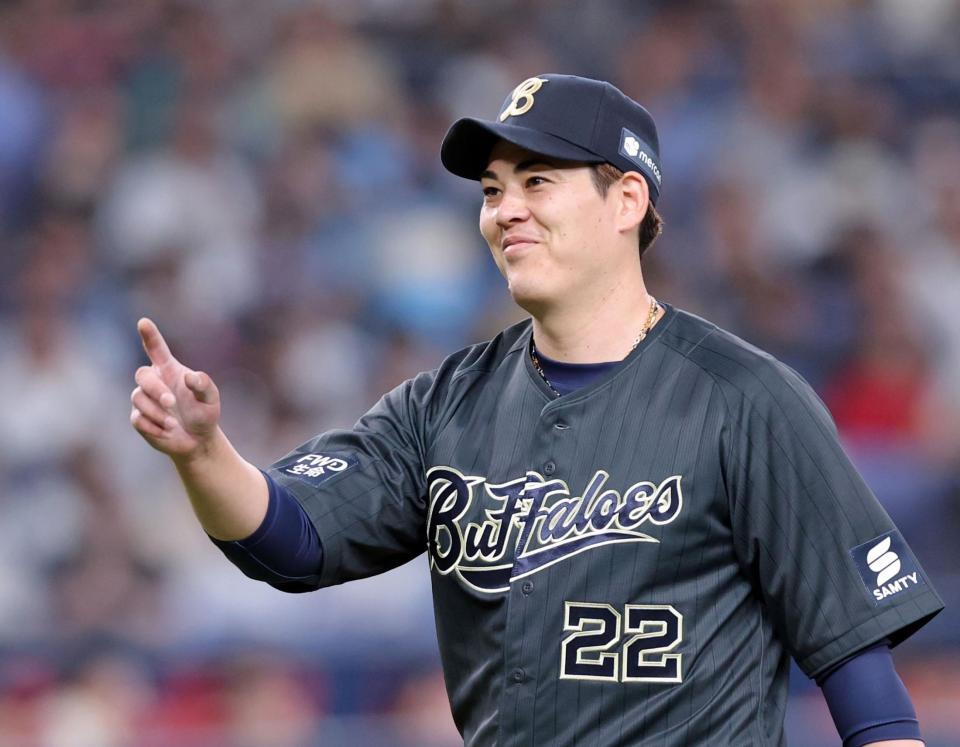 ７回表を投げ終えて笑顔を見せる九里（撮影・立川洋一郎）