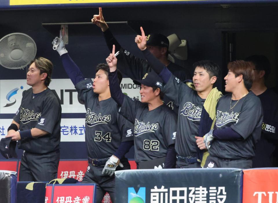 ３回、シーモアの中越えに２点本塁打にわくオリックスナイン（撮影・坂部計介）