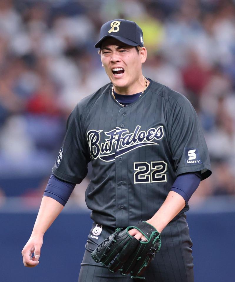 ８回表に２点の追加を許し、声を荒げてベンチへ引き揚げる九里（撮影・立川洋一郎）