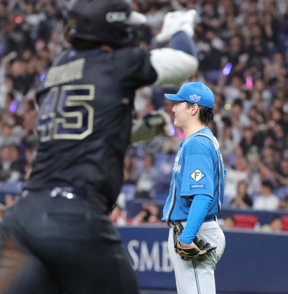 ３回、シーモアの中越えに２点本塁打を浴び、呆然とする有原（撮影・坂部計介）