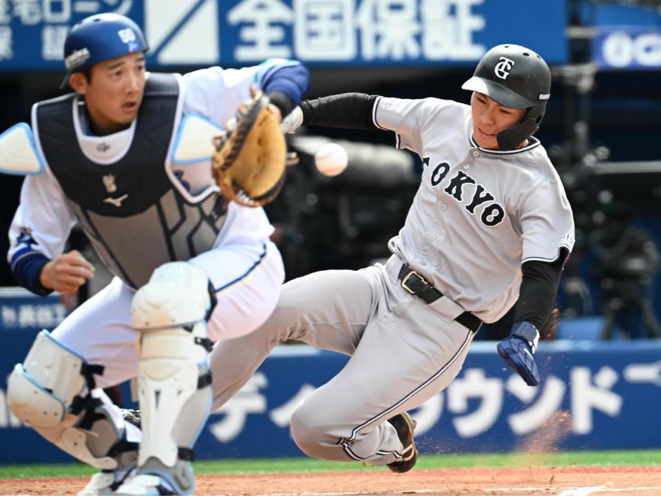 ２回、小浜の二塁内野安打で生還する二走平山（右）。捕手山本