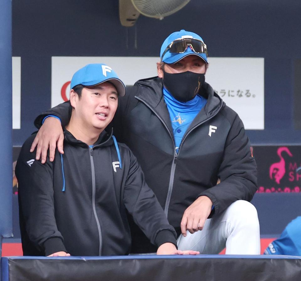 ９回表、横尾コーチ（左）と話す新庄監督（撮影・立川洋一郎）