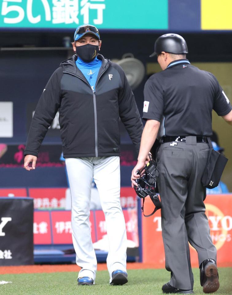 ４回、有原を交代させる新庄監督（撮影・立川洋一郎）