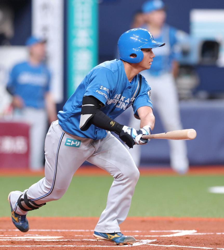 １回、中前へプロ初打点となる適時打を放つ大塚（撮影・立川洋一郎）