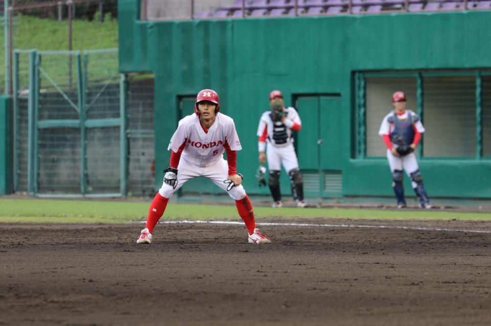 ８回、四球で出塁したホンダ・三浦