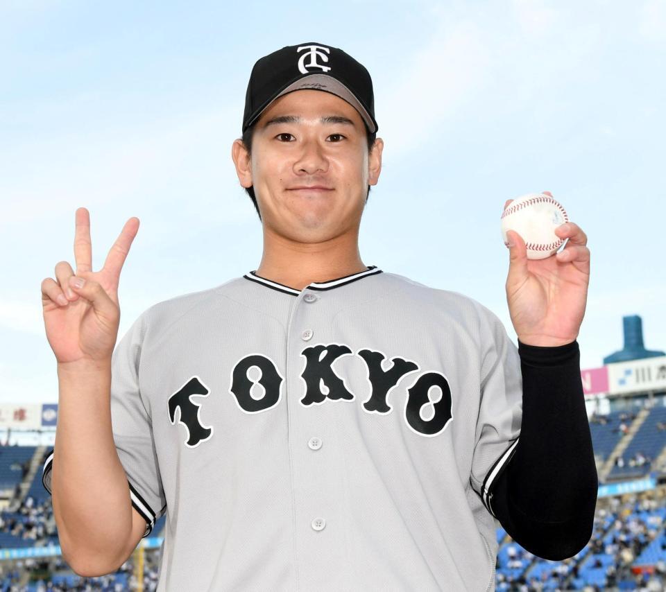 ウイニングボールを手に笑顔を見せる井上（撮影・佐藤厚）