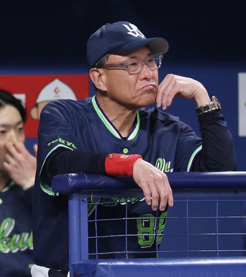 ８回表、厳しい表情で試合を見る池山監督