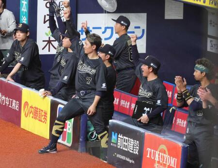 　１回、来田の２点適時打で盛り上がるオリックスベンチ（撮影・坂部計介）