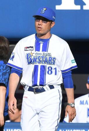 ７回終了後、選手交代を告げるためベンチを出る相川監督（撮影・佐藤厚）