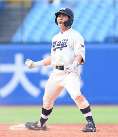 　５回、２点二塁打を放ち雄たけびを上げる明大・福原（撮影・開出牧）