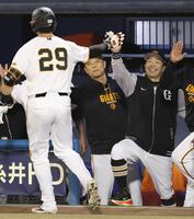 ７回、本塁打を放ち生還したダルベック（左）を笑顔で迎える阿部監督＝２２日