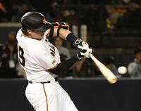 ７回、ダルベックは左越えにソロ本塁打を放つ＝２２日