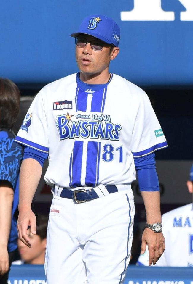 ７回終了後、選手交代を告げるためベンチを出る相川監督（撮影・佐藤厚）