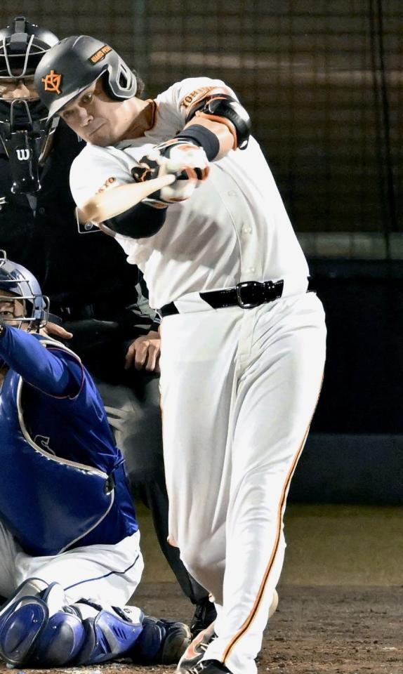 ２回、ダルベックが飛球を放つ＝２２日