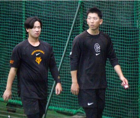 　今季初登板へ向け、投手練習に参加した戸郷（右）