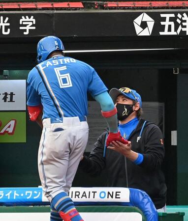 ９回勝ち越しの本塁を放ったカストロ（左）を迎える新庄監督（撮影・持木克友）